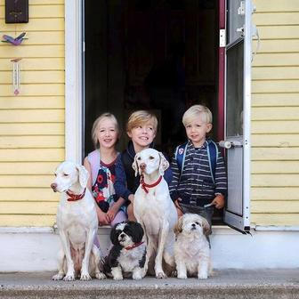 Přestože byla fenka vůči lidem velmi ostražitá, její psí srdce si získal Elizabethin nejmladší syn Archie.