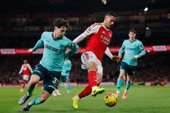 Ladislav Krejčí z Wolverhamptonu v souboji s hráčem Arsenalu Williamem Salibou