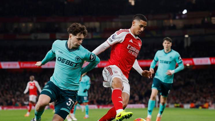 Ladislav Krejčí z Wolverhamptonu v souboji s hráčem Arsenalu Williamem Salibou