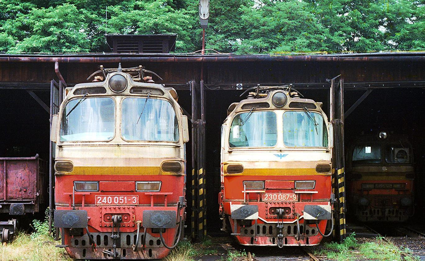 Laminátky v depu na bratislavském hlavním nádraží v roce 1990.