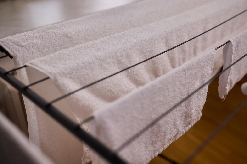 Praní těžkého prádla (např. ručníků a povlečení) může být únavné.