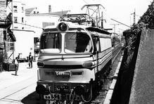 Stejná lokomotiva jako na předchozím snímku, ale o 41 let dříve. V roce 1966 čeká na dvoře plzeňské Škodovky na expedici. Všimněte si malých kulatých nárazníků, které byly později měněny za větší kvůli občasnému vzájemnému zaklesnutí dvou vozidel.