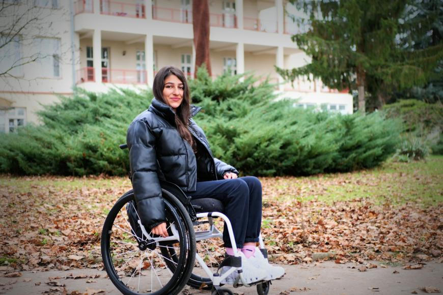 Vteřina, která změnila vše. Claudie ochrnula ve škole, teď bojuje o svou nezávislost