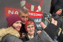 Předseda hnutí ANO přijel v sobotu do Brna na předvánoční setkání, kde se s ním chtělo vyfotit velké množství lidí.