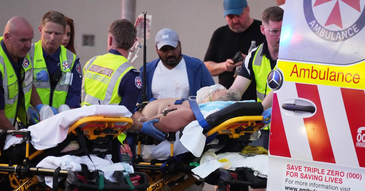 Australská policie zasahuje na pláži v Sydney, po střelbě tam zůstalo deset mrtvých