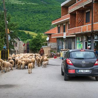 „Když je člověk ve dvou tisících metrech, je úplně jedno, jestli je nejbližší vesnice pět nebo třicet kilometrů daleko. V těch horách máte pořád skvělý pocit,“ dodává.
