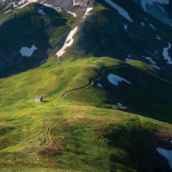 Zdolali tři tisíce kilometrů dlouhou trasu Te Araroa vedoucí ze severního na jižní cíp Nového Zélandu nebo ušli tři tisíce kilometrů kolem Islandu i náročný Greater Patagonian Trail divokou přírodou v Jižní Americe. 