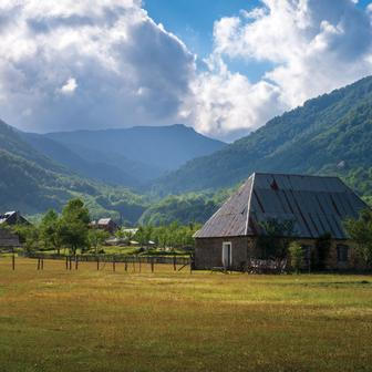 „A uvědomil jsem si, že nejsem sám – že jsou lidé, kteří tak žijí pořád. Jsou svobodní a dělají věci tak, jak je cítí,“ říká.