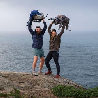 Čas střídavě tráví v Česku, Polsku a na Slovensku. „Mí kolegové tomu říkají homeless office,“ dodává s úsměvem. 