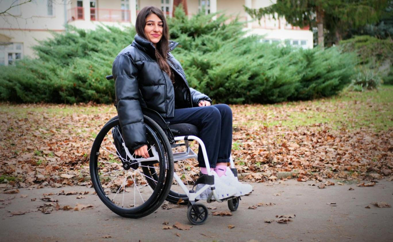 Devatenáctiletou Claudii Putnovou z Brna posadil na invalidní vozík infarkt míchy.