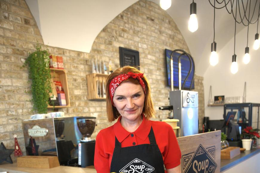 Usrknout a zakousnout se do kelímku. Polévkárna, která změnila Budějovice