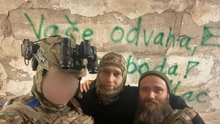 Dobrovolník Mac se spolubojovníky