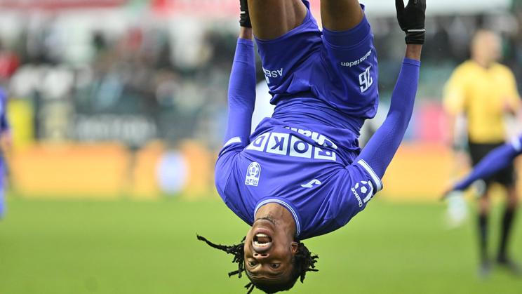 Lucky Ezeh z Karviné se raduje z branky