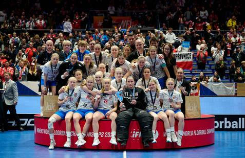 České florbalistky slaví stříbro na MS