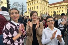 Tři pirátské poslankyně mezi protestujícími studenty, Kateřina Stojanová (zleva), Lenka Martínková Španihelová a Olga Richterová