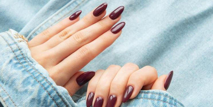 Granátové nehty: odstín, který v roce 2026 sesadí z trůnu vínovou klasiku