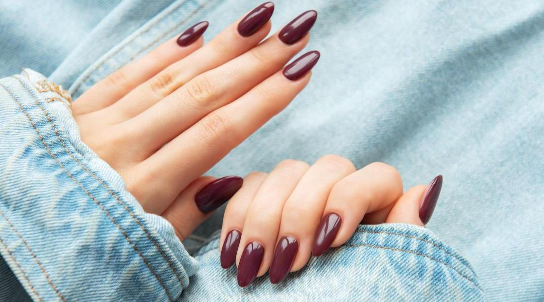 Granátové nehty: odstín, který v roce 2026 sesadí z trůnu vínovou klasiku