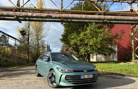 Volkswagen Passat se nabízí aktuálně už jen jako kombík. Kdo chce liftback, musí si pořídit sesterskou Škodu Superb.