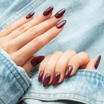 Granátové nehty: odstín, který v roce 2026 sesadí z trůnu vínovou klasiku