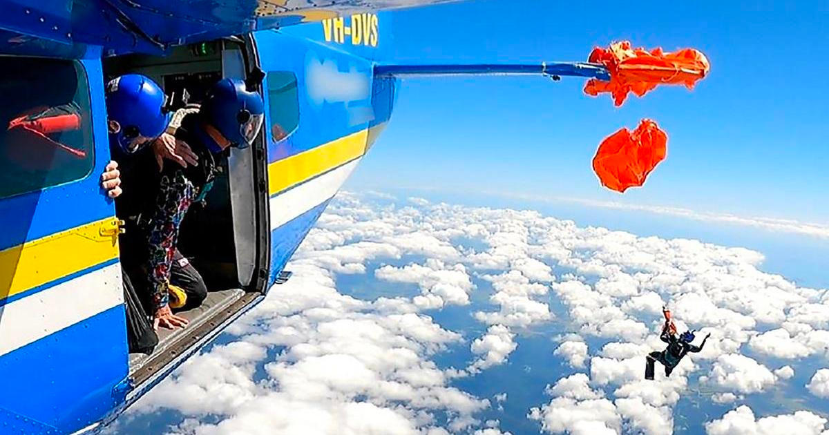 VIDEO: Parašutista unikl smrti. Záložní padák se mu zachytil o letadlo, pomohl až nůž