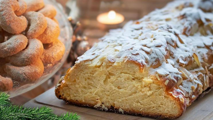 Vánočka a rohlíčky. Ilustrační foto.