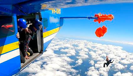 Padák parašutisty uvízl na ocasu letadla