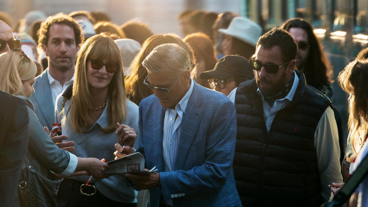 Laura Dernová, George Clooney a Adam Sandlerve filmu Jay Kelly.