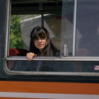 Grace Edwardsová jako Jayova mladší dcera Daisy ve filmu Jay Kelly. 