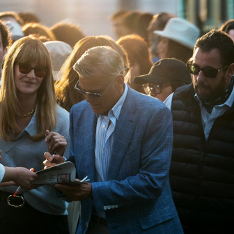 Laura Dernová, George Clooney a Adam Sandlerve filmu Jay Kelly.