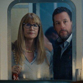 Laura Dernová jako Jayova PR manažerka Liz a Adam Sandler coby herecký agent Jaye Kellyho Ron.