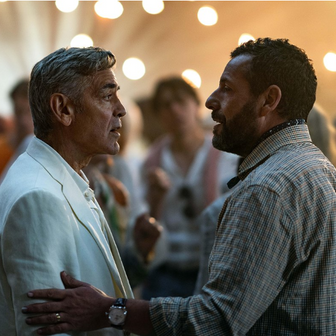 George Clooney jako rozvedený stárnoucí herec Jay Kelly a Adam Sandler v roli jeho agenta Rona.