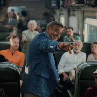 George Clooney je pro roli Jaye Kellyho ideální. Představuje jednoho z posledních dědiců klasického hollywoodského šarmu, který dřív zosobňoval Cary Grant nebo Clark Gable. 