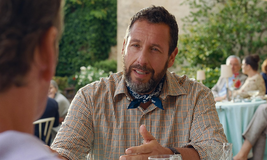 Adam Sandler jako Jayův herecký agent Ron ve filmu Jay Kelly.