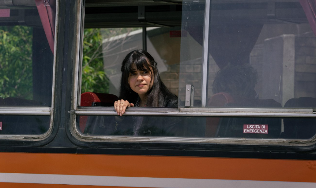 Grace Edwardsová jako Jayova mladší dcera Daisy ve filmu Jay Kelly. 