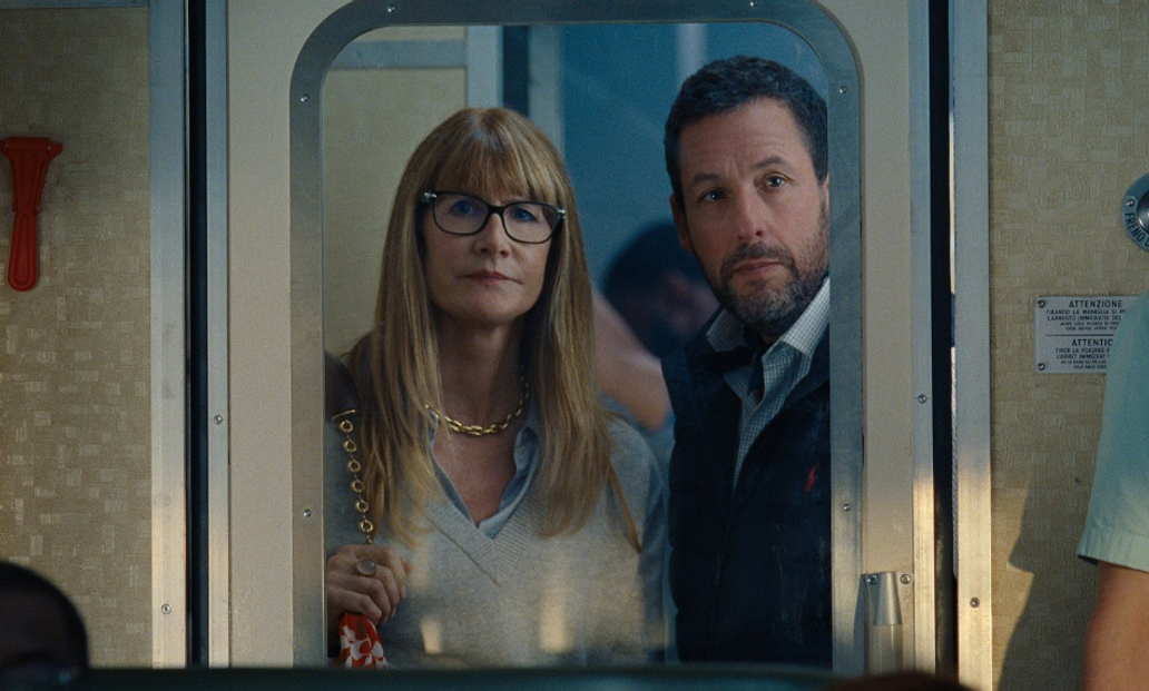 Laura Dernová jako Jayova PR manažerka Liz a Adam Sandler coby herecký agent Jaye Kellyho Ron.