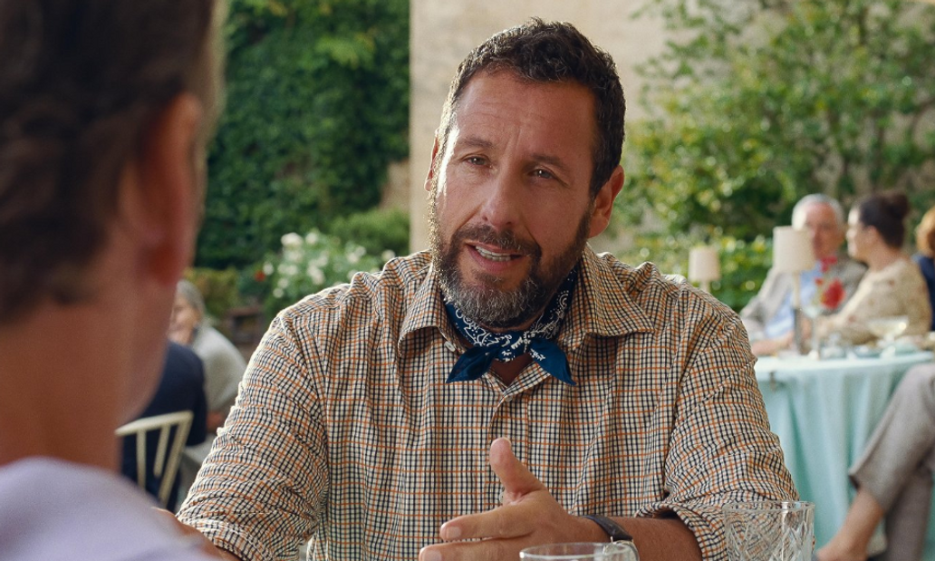 Adam Sandler jako Jayův herecký agent Ron ve filmu Jay Kelly.