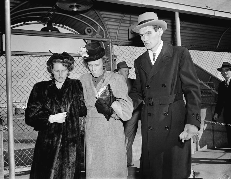 Phoebe Short (uprostřed), matka zavražděné Elizabeth Short, přichází 18. ledna 1947 do Oaklandu v Kalifornii společně se svou starší dcerou Virginií West (vlevo) a zetěm Adrianem Westem. Přiletěli z Bostonu tři dny po nálezu Elizabethina brutálně zmrzačeného těla v Los Angeles.