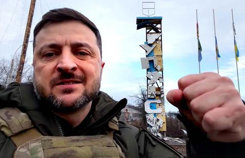 Ukrajinské síly oznámily, že znovu dobyly části severovýchodního města Kupjansk a obklíčily tam ruské jednotky. Prezident Volodymyr Zelenskyj, který oblast navštívil, operaci označil za úspěšnou a dodal, že posiluje i mezinárodní postavení Ukrajiny.