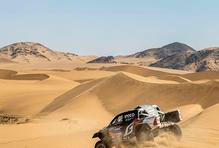 Snímek pořízený v dunách na Rallye Dakar.