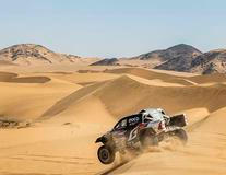 Snímek pořízený v dunách na Rallye Dakar.