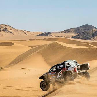 Snímek pořízený v dunách na Rallye Dakar.