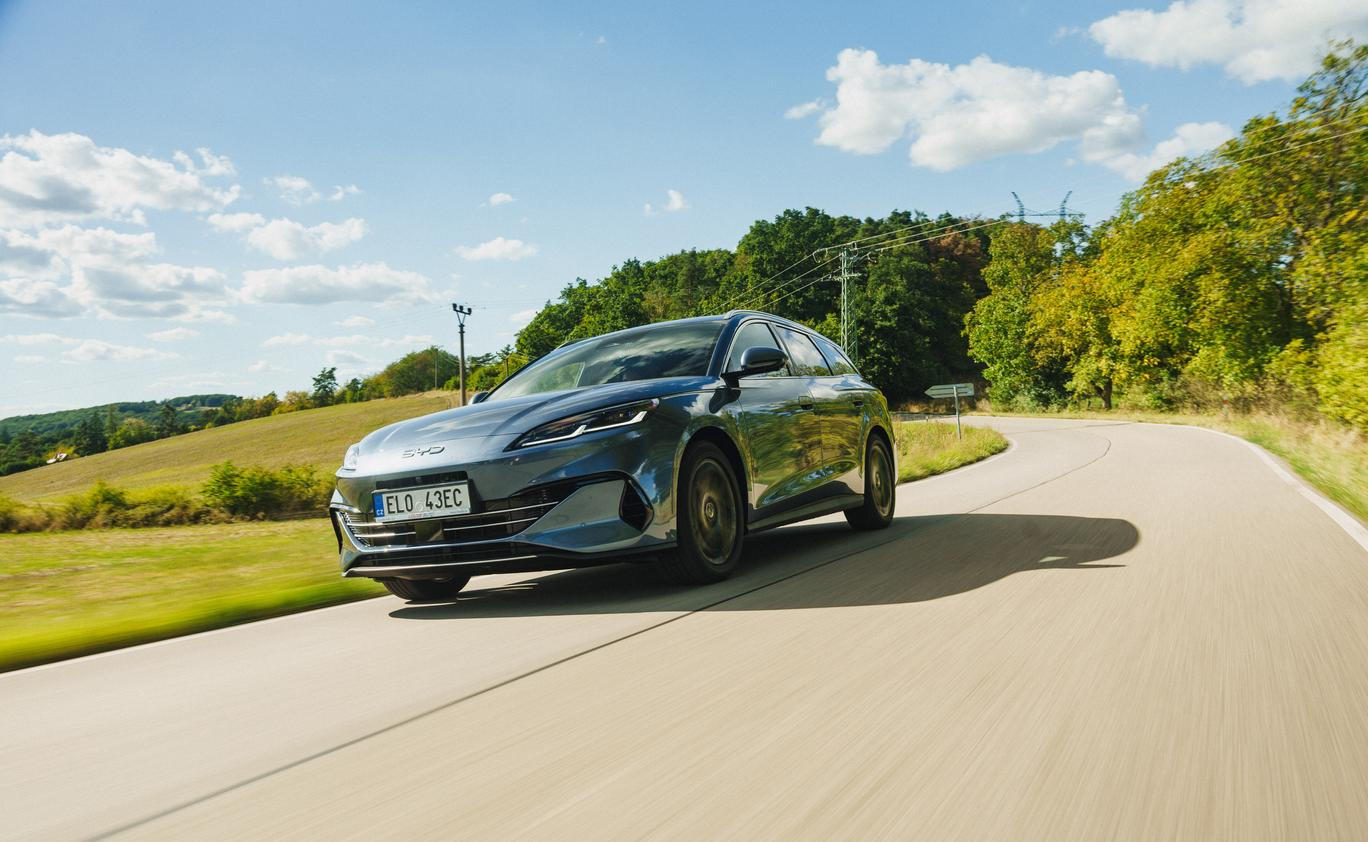 Kombi BYD Seal 6 patří do rodiny plug-in hybridů Super DM čínské automobilky.