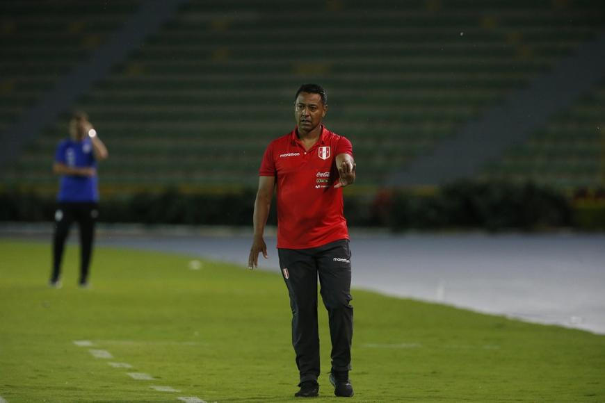 Ostře sledovaná osoba? Kdepak, tady trenéra fotbalové reprezentace nikdo nepozná