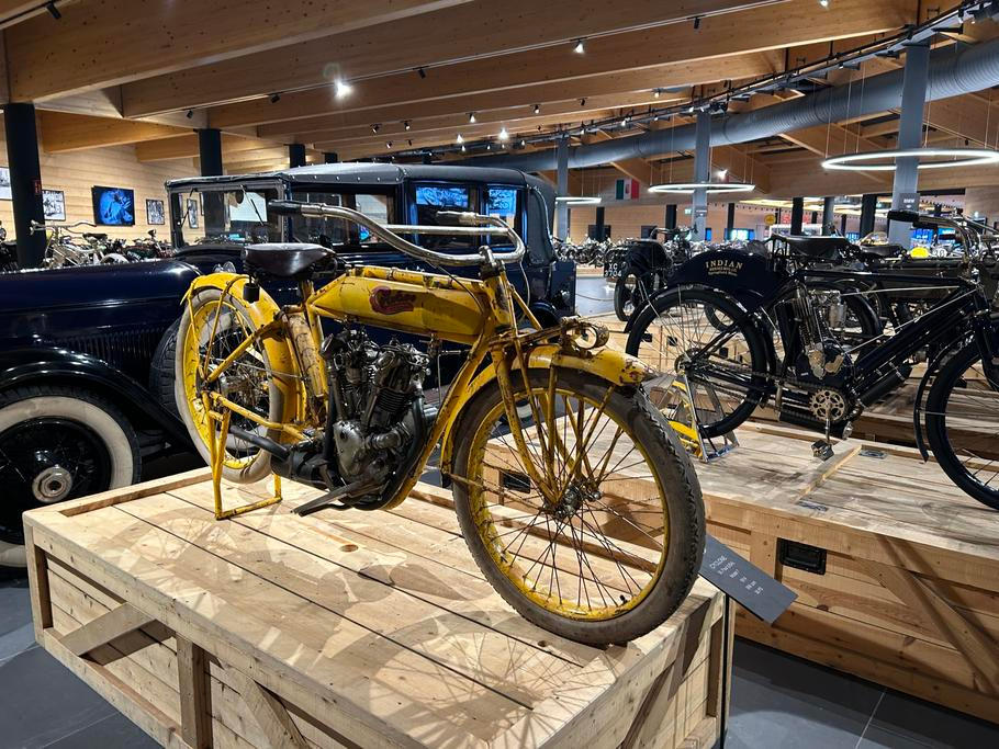 Cyclone V-Twin z roku 1915. Velmi vzácný kus. Letos se jedna vydražila v aukci v Las Vegas za 1,3 milionu dolarů, tato v alpském muzeu je ale v daleko lepším stavu.