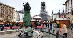 Arionova kašna, v pozadí vánoční trhy a památka UNESCO - sloup Nejsvětější trojice. Olomouc, 5. prosince 2025.