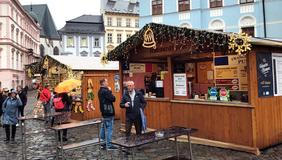 Francouzský punč je jenom jeden z několika "mezinárodních" punčů na vánočních trzích v Olomouci. 5. prosince 2025.