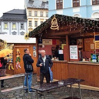 Francouzský punč je jenom jeden z několika "mezinárodních" punčů na vánočních trzích v Olomouci. 5. prosince 2025.