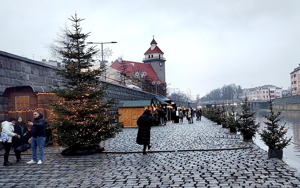 Vánoční trhy na náplavce u Moravy v Olomouci, 5. prosince 2025.
