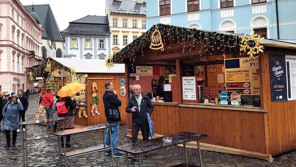 Francouzský punč je jenom jeden z několika "mezinárodních" punčů na vánočních trzích v Olomouci. 5. prosince 2025.