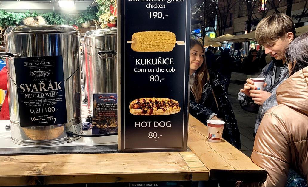 Na Staroměstském náměstí stojí svařené víno až dvakrát tolik, co v Ostravě.